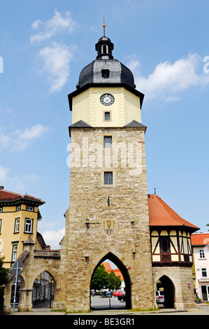 Historische Stadttor neben Riedturm Turm, Riedplatz Square, Arnstadt, Thüringen, Deutschland, Europa Stockfoto