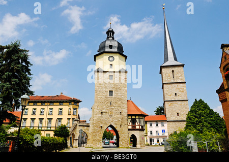 Eine Wallfahrt historische Stadttor neben dem Riedturm-Turm und der Turm der St. Jakobus Kirche, Riedplatz Square, Arnstadt, Thüringen, Stockfoto