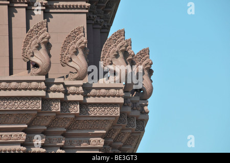 Naga-Schlangen gemacht aus rotem Sandstein auf dem Unabhängigkeits-Denkmal in Phnom Penh, Kambodscha, Asien Stockfoto