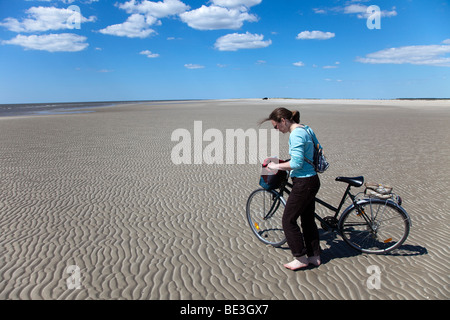 Frau barfuss laufen mit dem Fahrrad auf den breitesten Strand im nördlichen Europa, Havsand, Insel von Rømø, Tønder, Dänemark, Europa Stockfoto