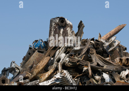 Schrott, Abfälle, Schrott gegen einen blauen Himmel aufgetürmt Stockfoto