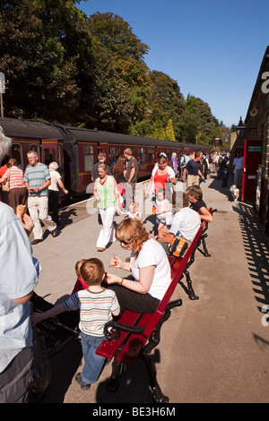 Großbritannien, England, Yorkshire, Keighley und Wert Tal Dampfeisenbahn Passagiere auf Oxenhope Bahnsteig Stockfoto