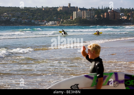 Surfer am Manly Beach. Sydney, New South Wales, Australien Stockfoto