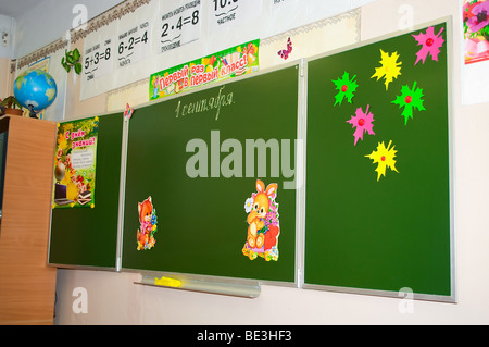 Grünen Tafel in russischen Klassenzimmer im September, 1 mit Weihnachtsschmuck. Russland Stockfoto