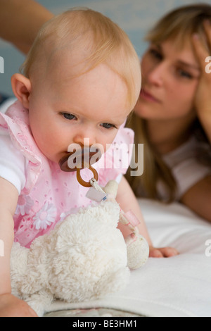 Eine junge Mutter, die gerade ihre ein-Jahr-alte Tochter Stockfoto