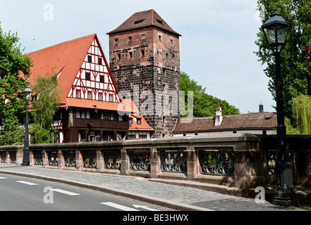 Pegnitz-Fluss mit Maxbruecke Brücke, Weinstadel Building, Henkersteg Henker Pfad vor der historischen Altstadt Luxemburgs Stockfoto