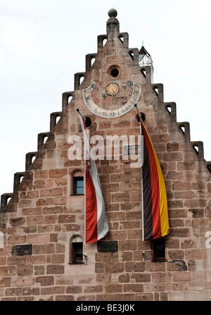 Unschlitthaus Gebäude mit Sonnenuhr in der historischen alten Stadt, Nürnberg, Franken, Bayern, Deutschland, Europa Stockfoto