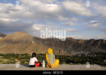 Ladakhi erfolgte auf der Leh-Oase mit Gonkhang Kloster und Burg Ruinen auf dem Berg, Ladakh, Indien, Himalaya, Asien Stockfoto