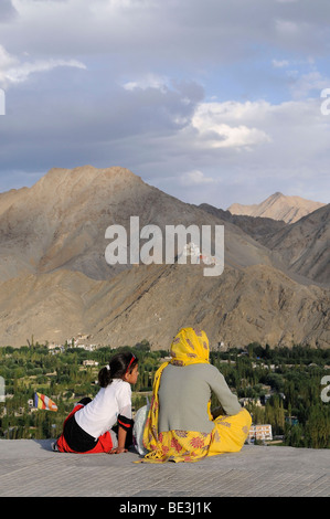 Ladakhi erfolgte auf der Leh-Oase mit Gonkhang Kloster und Burg Ruinen auf dem Berg, Ladakh, Indien, Himalaya, Asien Stockfoto