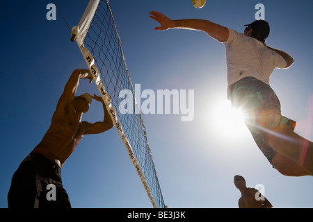Ein Konkurrent spikes den Ball während eines Beach-Volleyball in Manly. Sydney, New South Wales, Australien Stockfoto