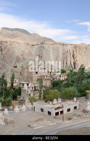 Blick auf das Dorf mit Choerten und Burg Ruinen vor Alchi, Asien, Himalaya, Ladakh, Indien Stockfoto