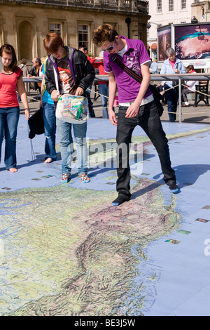 Touristen auf einer Karte von der Welt Bath England Stockfoto