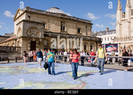 Touristen auf einer Karte von der Welt Bath England Stockfoto