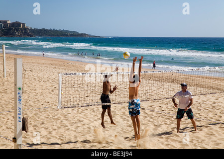 Strand-Volleyballers am Sandstrand von Manly Beach. Sydney, New South Wales, Australien Stockfoto
