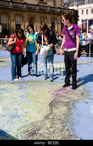 Touristen auf einer Karte von der Welt Bath England Stockfoto