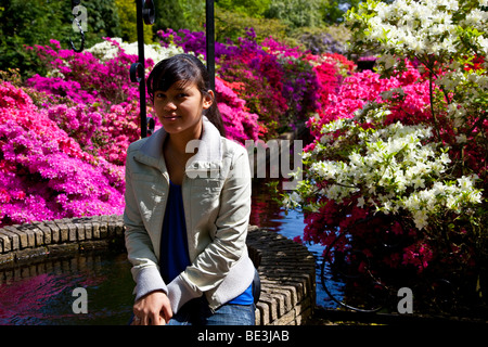 Mädchen, umgeben von üppigen Blumen im Keukenhof, Niederlande Stockfoto