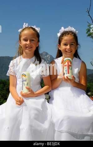 Mädchen freuen sich auf die Erstkommunion Stockfoto