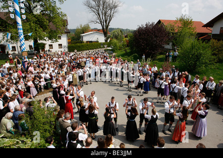 Tanz um den Maibaum in Eurasburg, Gemeinde Eurasburg, Landkreis Bad Tölz Wolfratshausen, Bayern Stockfoto