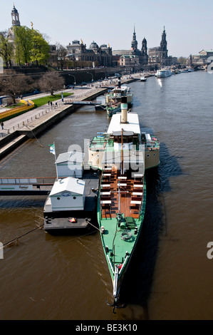 Blick auf die Altstadt über die Elbe mit Ständehaus, Haus der Stände, St. Trinitatis Cathedral, die katholischen Hof Stockfoto