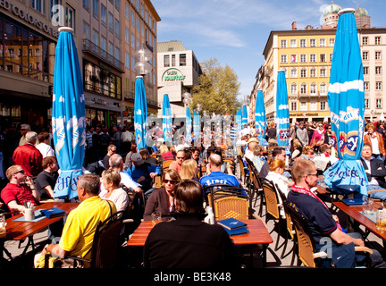 Touristen auf dem Marienplatz-Platz, München, Bayern, Deutschland, Europa Stockfoto