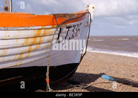 Angelboot/Fischerboot am Strand von Aldeburgh Stockfoto