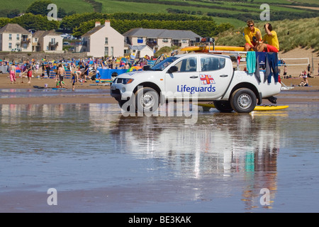 RNLI Rettungsschwimmer im Dienst an einem belebten Strand in England, Croyde Bay, North Devon Stockfoto