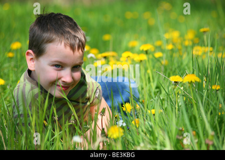 Junge, 7 oder 8 Jahre alt, auf einer Wiese Stockfoto