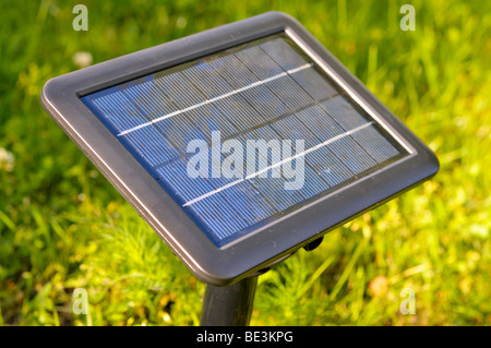 Solarmodul im Garten Stockfoto