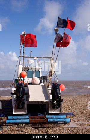 Angelboot/Fischerboot mit Lobster Pot Markierungsfahnen flattern bei starkem Wind am Strand von Aldeburgh Stockfoto