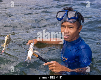 Junge philippinische fangen Krebse mit einem Speer, Philippinen, Asien Stockfoto