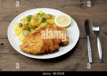 putenschnitzel-wiener-art-mit-kartoffelsalat-stockfotografie-alamy