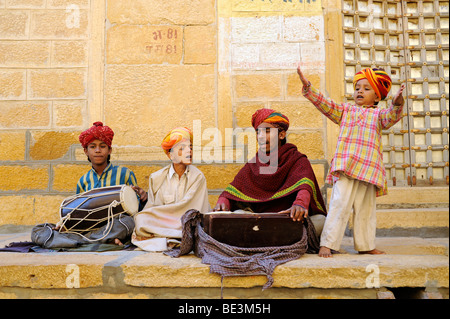 Straßenmusiker mit der jungen Tänzerin, Jaisalmer, Rajasthan, Nordindien, Indien, Südasien, Asien Stockfoto