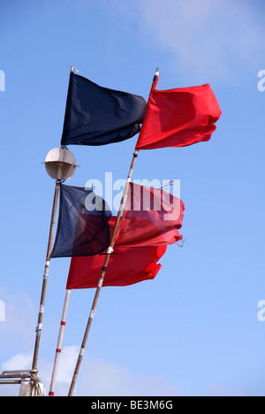 Lobster Pot Markierungsfahnen flattern bei starkem Wind am Strand von Aldeburgh Stockfoto