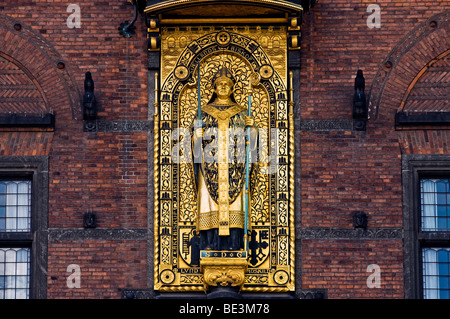 Die vergoldete Figur des Stadtgründers, Bischof Absalon an der Fassade des Rathauses, Kopenhagen, Dänemark, Skandinavien, Europa Stockfoto