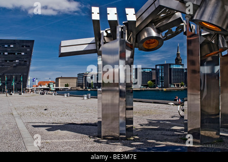 Der "schwarze Diamant", Neubau der königlichen Bibliothek und moderne Skulptur auf dem Soren Kierkegards Quadrat, Kopenhagen, Denmar Stockfoto