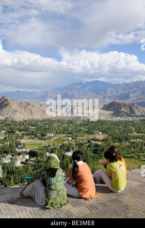 Ladakhi Leute aus der Shanti Stupa auf der Oasis Leh, der Indus-Tal und die Gebirgskette der Zanskar, Ladakh, Indien, Stockfoto