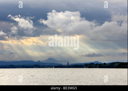 Stimmungsvolle Beleuchtung über dem Bodensee, Hegau Vulkane auf den Horizont, Landkreis Konstanz, Baden-Württemberg, Deutschland, Europa Stockfoto