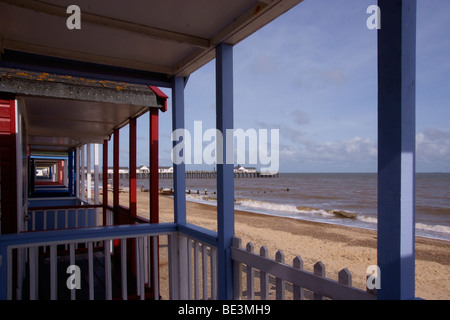 Southwold Pier von einer Strandhütte am Meer in Southwold gesehen Stockfoto