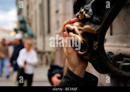 Der Löwe Nase berühren soll Glück, Residenzstraße, München, Bayern, Deutschland, Europa Stockfoto