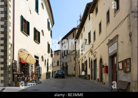 Geschäfte im Zentrum der alten Stadt von Radda in Chianti, Toskana, Italien Stockfoto