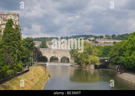 Fluß Avon, Abbey Hotel und Pulteney Bridge, Bath, Somerset, Cotswolds, England, Juli 2009 Stockfoto