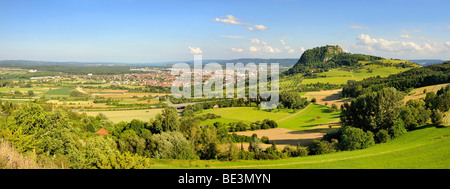 Blick auf den Hegau-Region und die Stadt Singen, Landkreis Konstanz, Baden-Württemberg, Deutschland, Europa Stockfoto