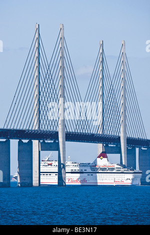 Das Aschenputtel-Unterhaltungsschiff überquert die Oresundbrücke zwischen Dänemark und Schweden, Europa Stockfoto