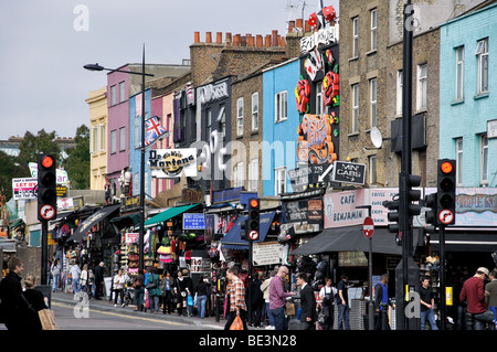 Dekorierte Shopfronts, Camden High Street, Camden Town, London Borough of Camden, London, England, Vereinigtes Königreich Stockfoto