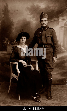 Soldat mit seiner Frau, historisches Foto ca. 1917 Stockfoto