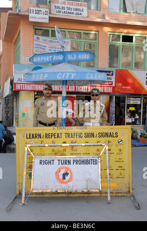 Leh, Ladakh, Nordindien Verkehr kontrollieren in Leh an einer Straßenkreuzung von der Polizei, Ladakh, Nord-Indien, dem Himalaya, Ind Stockfoto