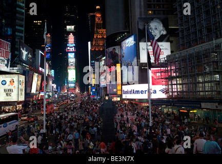 Abend-Menge am Times Square, Midtown Manhattan, New York City, USA, Nordamerika Stockfoto