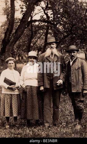Gruppen Foto von zwei Männern und zwei Frauen, historisches Foto von 1930 Stockfoto