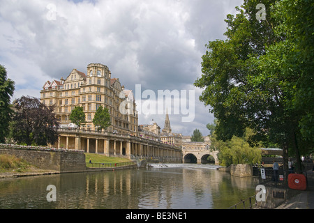 Fluß Avon, Abbey Hotel und Pulteney Bridge, Bath, Somerset, Cotswolds, England, Juli 2009 Stockfoto