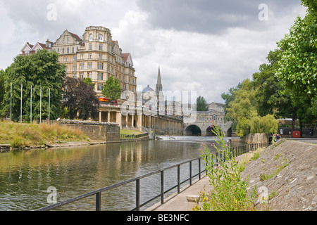 Fluß Avon, Abbey Hotel und Pulteney Bridge, Bath, Somerset, Cotswolds, England, Juli 2009 Stockfoto